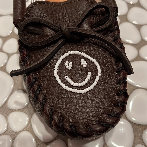 🆕 NWT Minnetonka x Opening Ceremony Beaded Smile Slipper Kids Moccasin - Picture 6 of 9